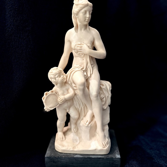 Figurine of Nude Goddess with Cherub - Picture 4 of 5